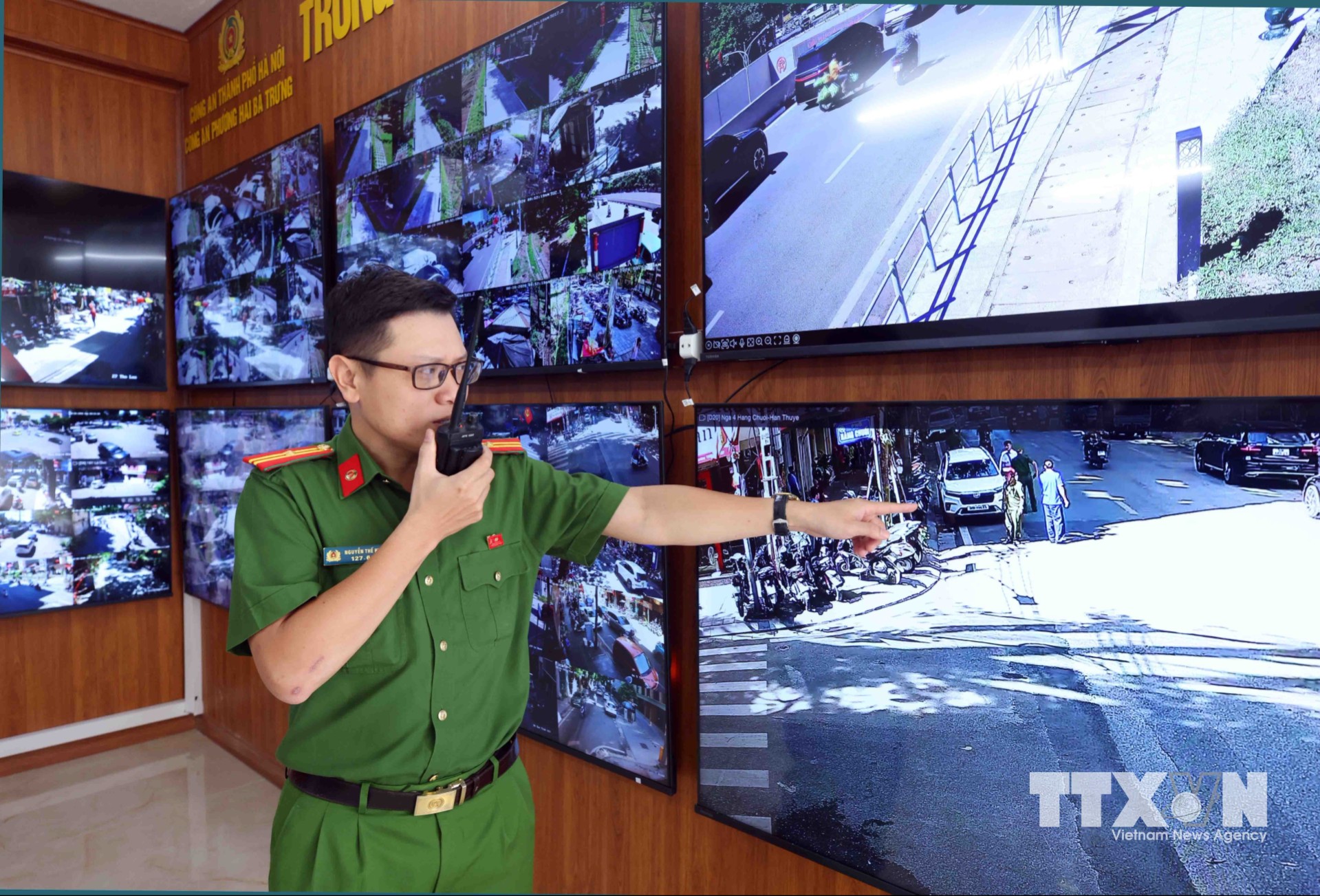 Thông qua hệ thống camera an ninh phát hiện hành vi vi phạm dừng đỗ xe sai quy định, Tổ công tác Công an phường Hai Bà Trưng đã nhanh chóng có mặt tại hiện trường để tiến hành xử phạt chủ phương tiện theo quy định pháp luật. (Ảnh: Phạm Kiên/TTXVN)
